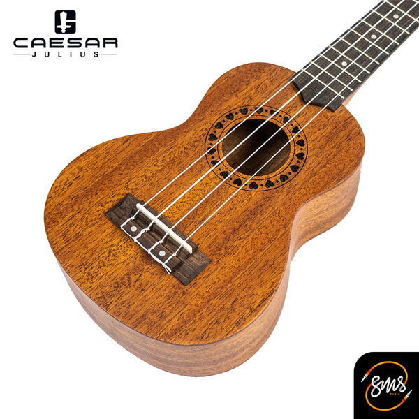 Caesar UKULELE อูคูโซพราโน่ ลายไม้ มีลายหัวใจรอบซาวโฮล รุ่น U-21A + แถมฟรีกระเป๋า