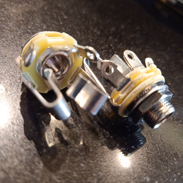 แจ๊คกีต้าร์ไฟฟ้าตัวเมีย