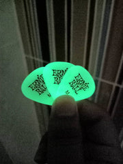 ปิ๊กกีต้าร์เรืองแสง Ernie Ball รุ่น P09225 Super Glow Medium