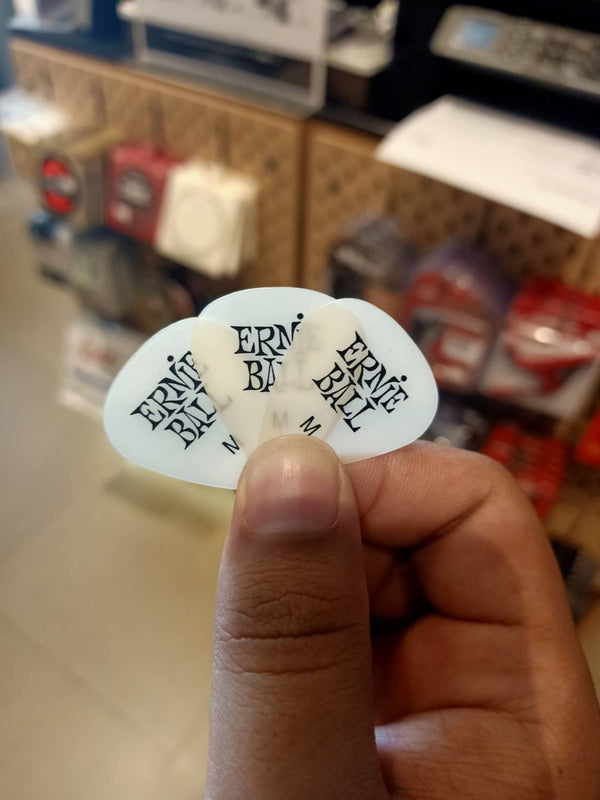 ปิ๊กกีต้าร์เรืองแสง Ernie Ball รุ่น P09224 Super Glow Thin